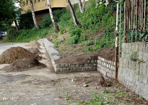 Demolice zbytků původní kamenné zídky a výstavba nové