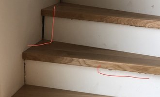 Oprava štuků a začištovaci práce po instalaci dřevěných nášlapů - stav před realizací