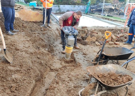 Odklizení suti, výkop pro kanalizaci, příprava "kufru" pro dlažbu