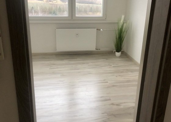 Podlahy - vytrhání starých + pokádka nových - cca. 55 m2