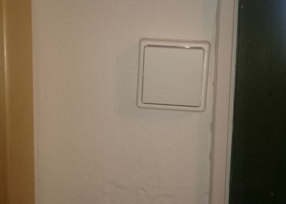 Vypínač světel na druhou stranu zdi.