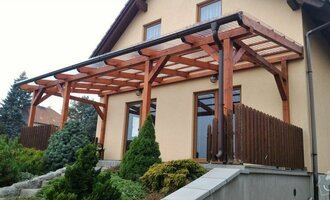 Dřevěná pergola s polykarbonátovou střechou - stav před realizací