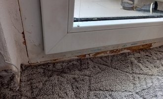 Utěsnění dveří na balkon, drobné zednické opravy - stav před realizací