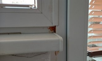 Utěsnění dveří na balkon, drobné zednické opravy - stav před realizací