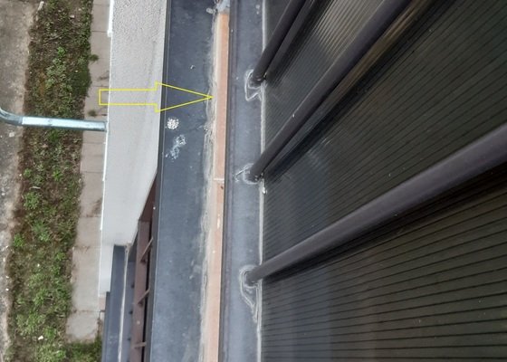 Oprava fasády- vyklování od ptactva a zatečení přes balkon.