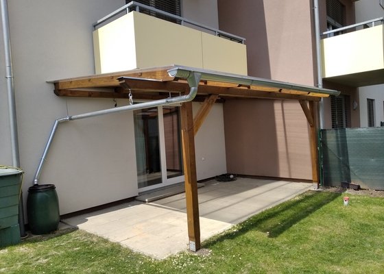 Zastřešená pergola k bytovému domu