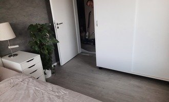 Položení vinyl podlahy 80m2