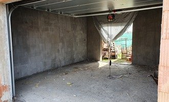 Strojně leštěná betonová podlaha garáže 30 m2 - stav před realizací