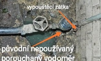 Oprava a úprava přívodu pitné vody, výměna po zimě porouchaného vodoměru v zahradní chatce. V šachtě na napojení z hlavního přívodu vody a nad šachtou do chatky. - stav před realizací