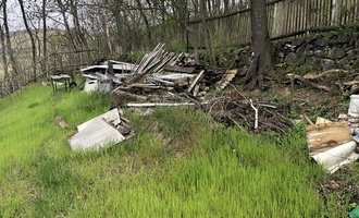 Odvoz a likvidaci odpadu z pozemku a chaty - stav před realizací