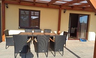 Dřevěná pergola s polykarbonátovou střechou