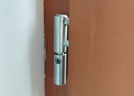 Seřídit bezpečnostní dveře dřevěné s hliníkovým ochranným rámem - stav před realizací