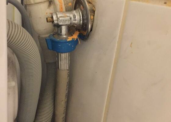 Instalatérské práce - vyřešení problému s kohoutkem u vany, utěsnění trubice od pračky