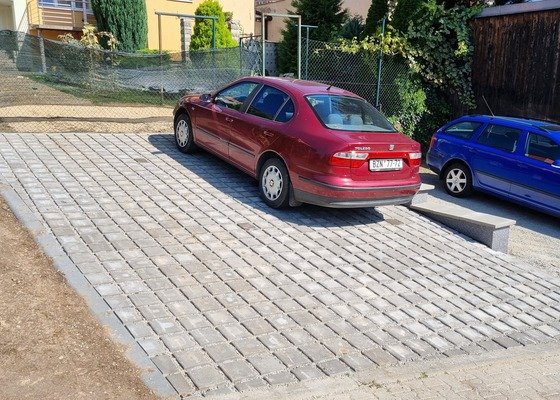 Přeložení zámkové dlažby parkoviště cca 40m2+opěrná zídka