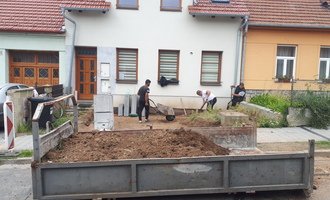 Parkovací stání před domem 40 m2