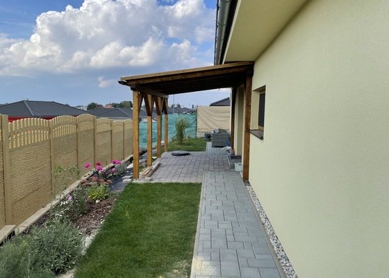 Dřevěná pergola na terasu a ke vchodovým dvěřím