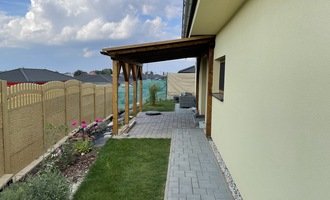 Dřevěná pergola na terasu a ke vchodovým dvěřím