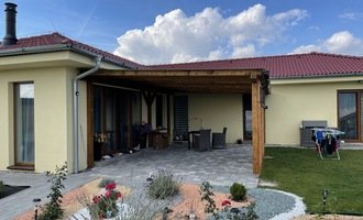 Dřevěná pergola na terasu a ke vchodovým dvěřím