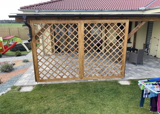 Dřevěná pergola na terasu a ke vchodovým dvěřím