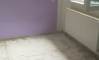 Rekonstrukce podlahy, betonový potěr plus izolace proti vlhku - stav před realizací