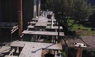 Fasáda bungalovu 210m2 - natažení perlinky do lepidla