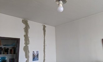 Pokoj v panelovém bytě - stěny a strop - stav před realizací