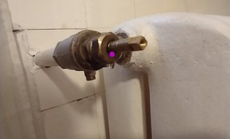 Oprava kapajícího ventilu u radiátoru - stav před realizací
