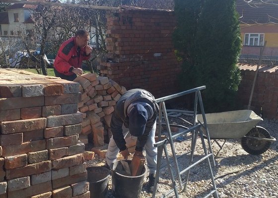 Rozebrani cihlove zidky a postavení