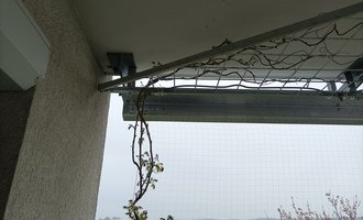 Kovová konstrukce na balkon pro popínavý strom a zastínění