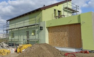 Fasáda novostavby, s obytným podkrovím, plocha asi 250 m2