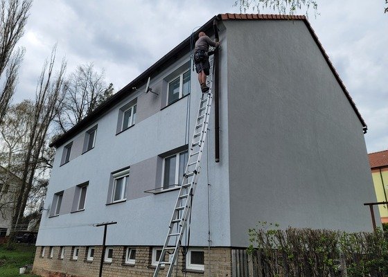 Výměna okapů, nátěr oplechování komínů a průlezu na střechu, oprava podbytí ve štítu domu