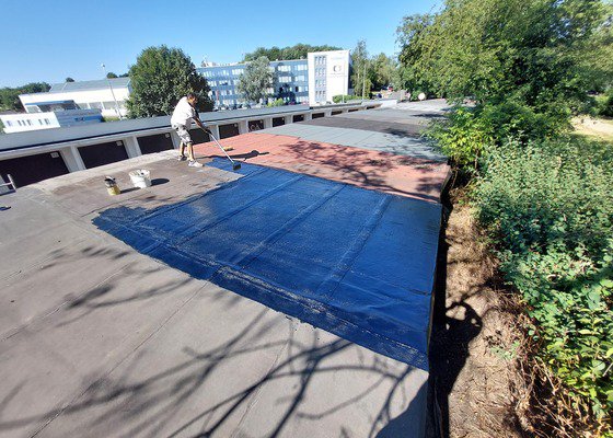 Provedení hydroizolace střechy garáže a úpravy na vratech