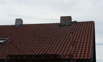 Sádrokartonový podhled na schodišťové chodbě,osazení střešního okna Velux do palubkového podhledu,oprava komínů