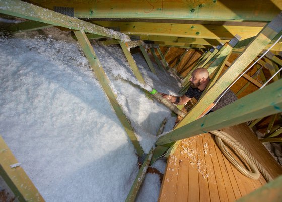 Foukaná minerální izolace. Zateplení vazníkové konstrukce.