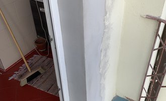 Oprava fasády po instalaci plastových oken a dveří na balkon