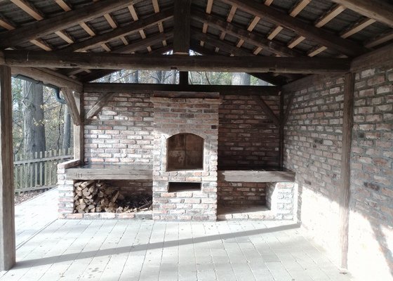 Zastřešená pergola s krbem