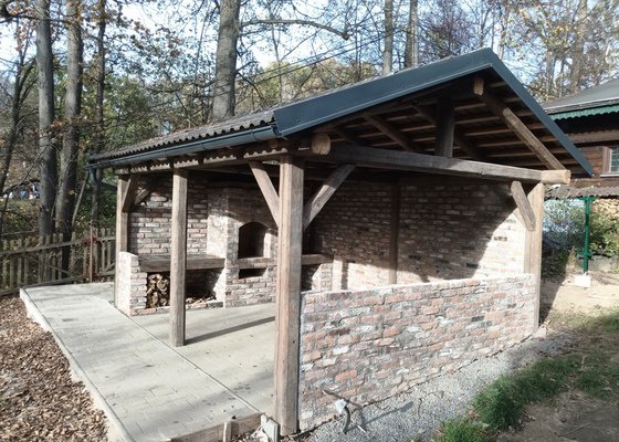 Zastřešená pergola s krbem