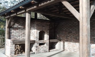 Zastřešená pergola s krbem