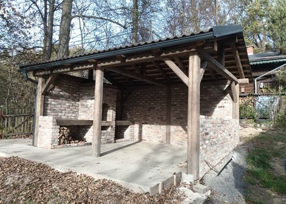 Zastřešená pergola s krbem