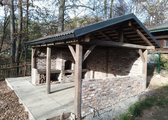 Zastřešená pergola s krbem