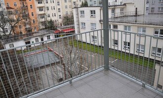 Zasíťování lodžie proti holubům, Hradec Králové, Ulrychovo náměstí