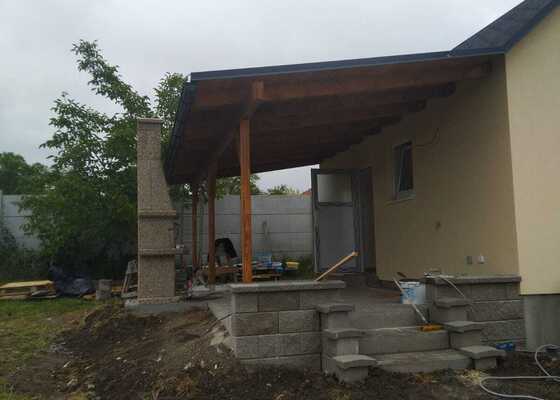 Stavba malého domečku na zahradě