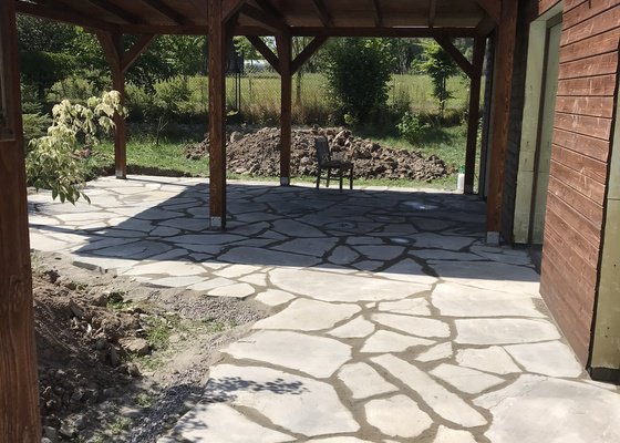 Zahradní pergola se střechou + přístřešek nad hlavním vchodem + pokládka kamene