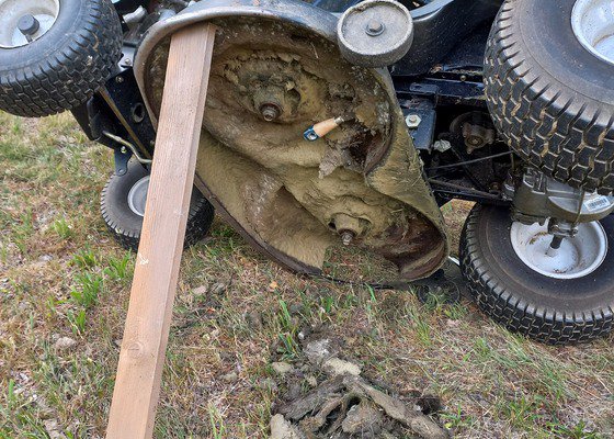 Servis traktoru majitelky, posečení 4 000 m2