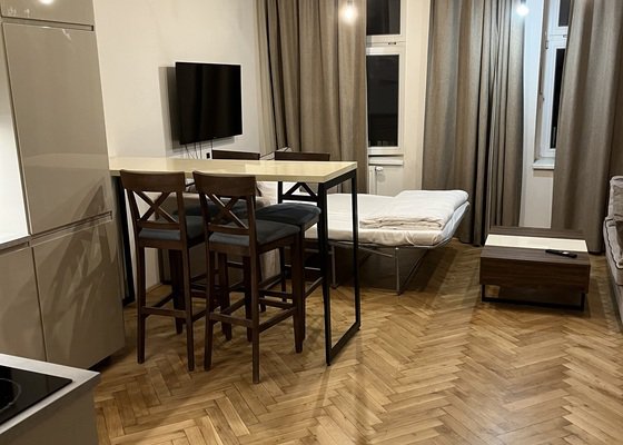 Renovace parket, malby stěn