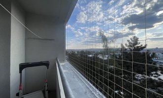 Sítě proti holubům na balkon a vnitřní žaluzie