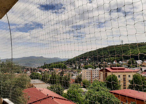 Síť proti holubům na balkon panelového domu