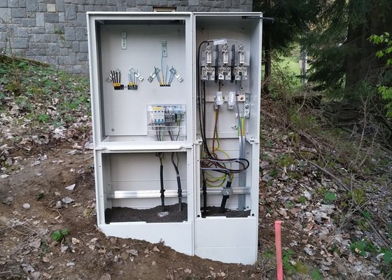 Připojení zásuvkové skříně na elektroměrový rozvaděč