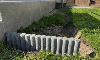 Zabetonování betonové palisády na záhon - stav před realizací