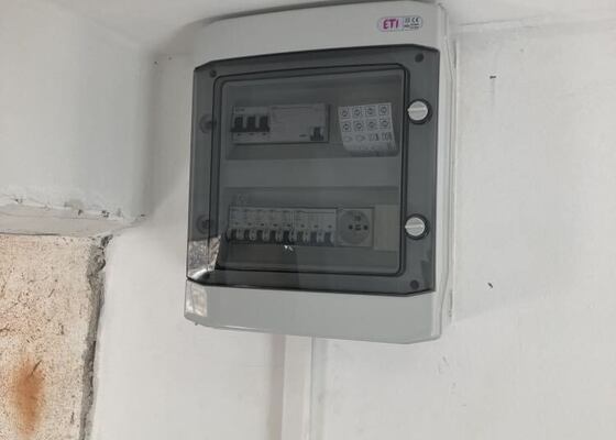 Kompletní elektroinstalace v malé chatě, včetně rozvaděče